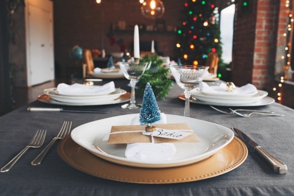 TWO DIY Christmas Place Cards | www.gimmesomeoven.com/style #christmas #tablesetting #holidaytablesetting #placecard