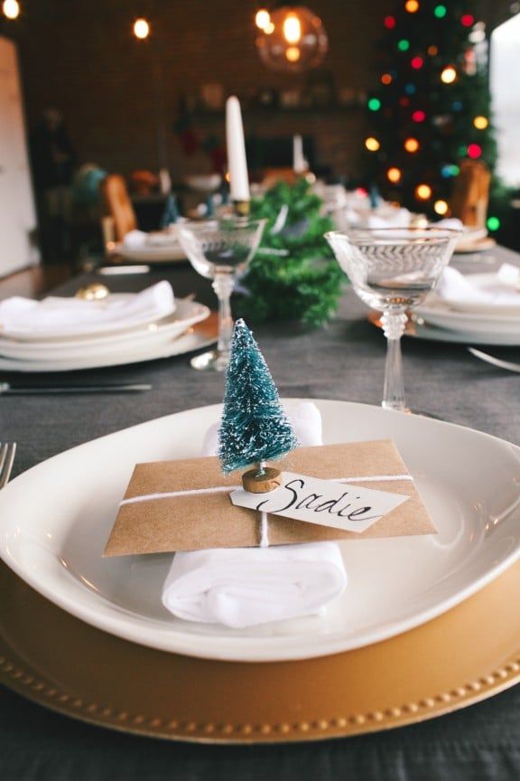 DIY Christmas Place Card | www.gimmesomeoven.com/style #christmas #tablesetting #holiday #DIY